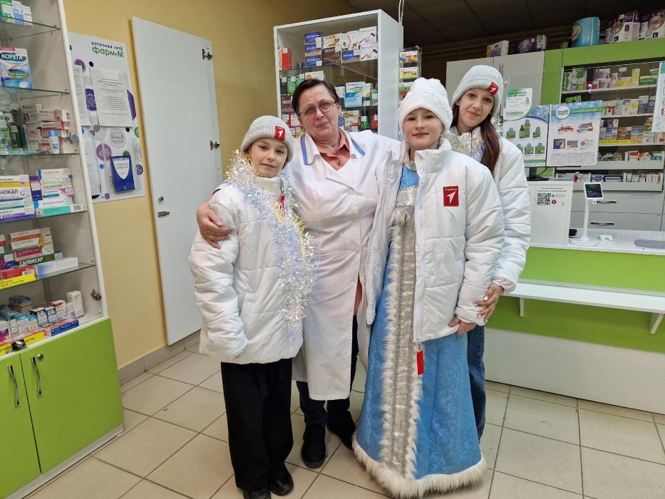 Активисты «Движения первых» поздравили работников Печор с Новым годом