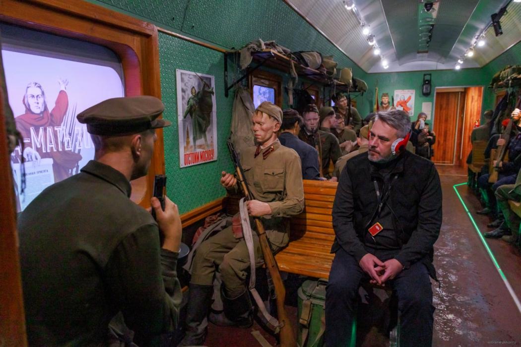 Депутаты областного Собрания погрузились в атмосферу Великой Отечественной войны с помощью «Поезда Победы»