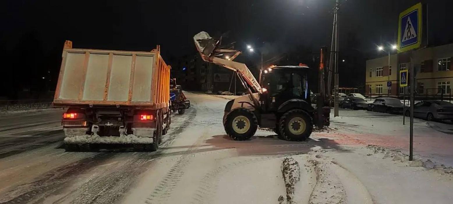 Коммунальщики убирают последствия снегопадов в Пскове