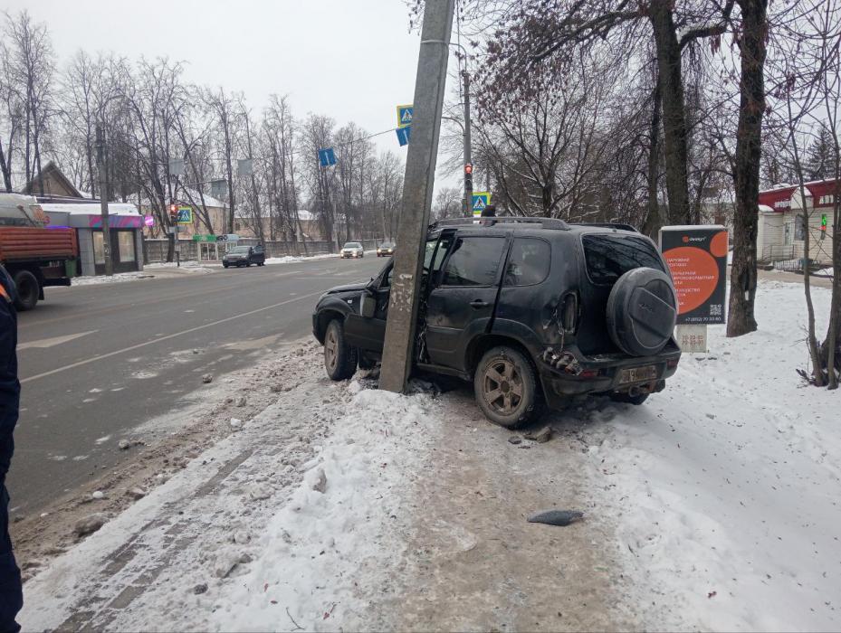 В Пскове «Нива» вылетела на тротуар после столкновения с КамАЗом