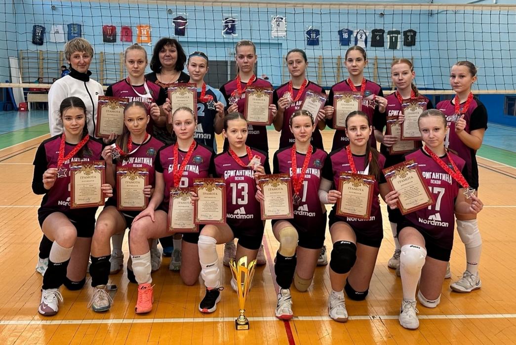 Псковские волейболистки выиграли бронзу межмуниципального турнира в Санкт-Петербурге 