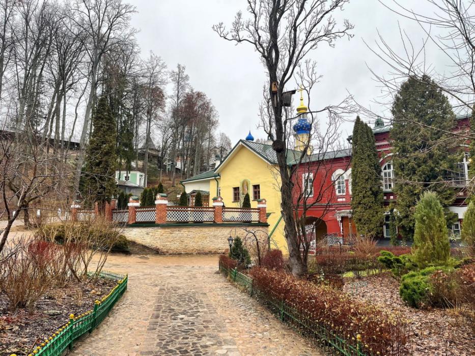 В Лазаревском храме Псково-Печерского монастыря приступили к установке иконостаса