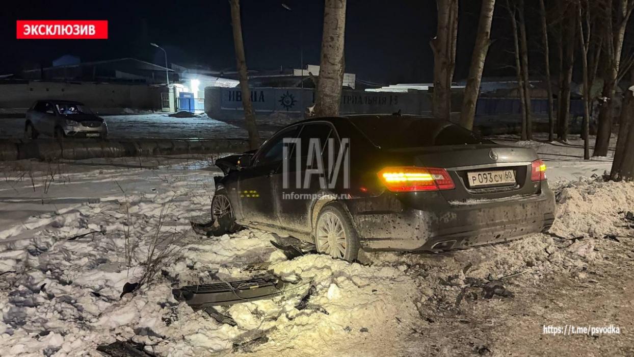 Двух человек госпитализировали в результате ДТП в Пскове на улице Индустриальной