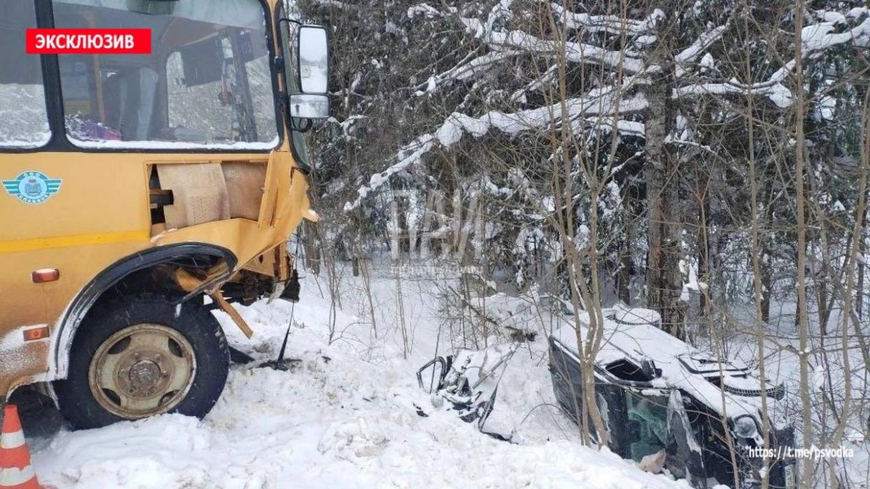 Кондуктор пострадала при столкновении легковушки с автобусом в Куньинском районе