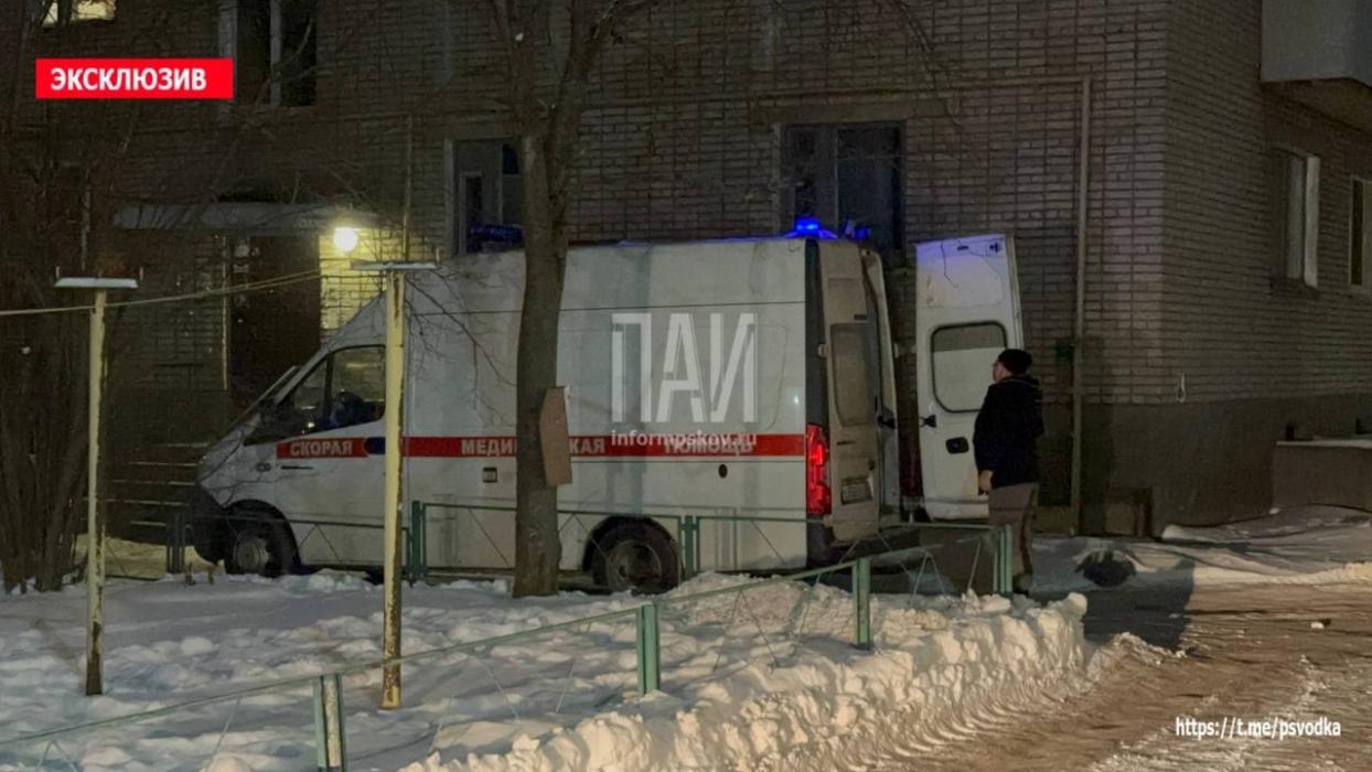 Квартира с человеком внутри загорелась в Великих Луках