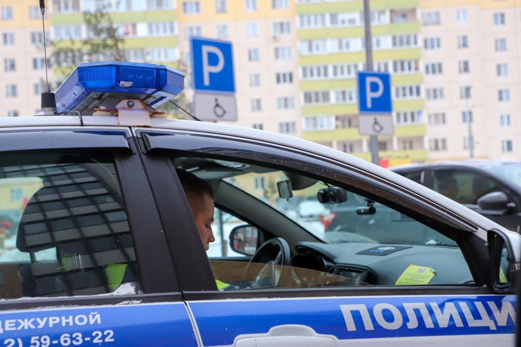 Более 50 водителей оштрафовали в Пскове за парковку на инвалидных местах с начала года