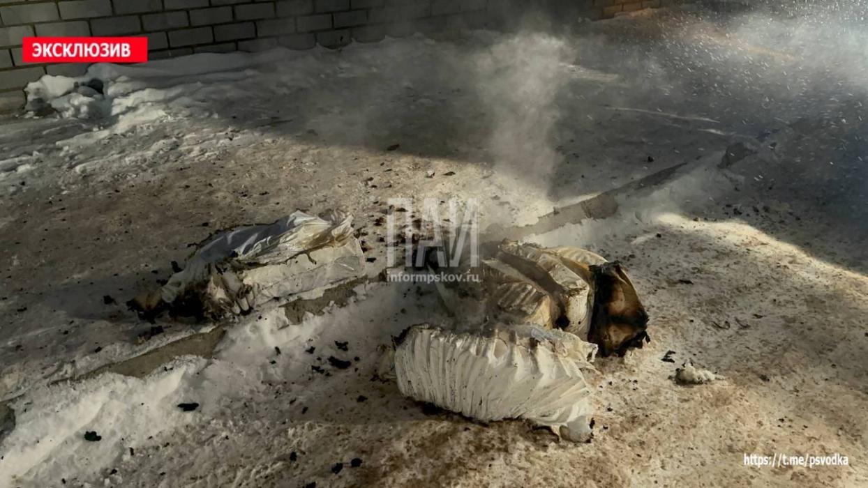 Квартира с человеком внутри загорелась в Великих Луках