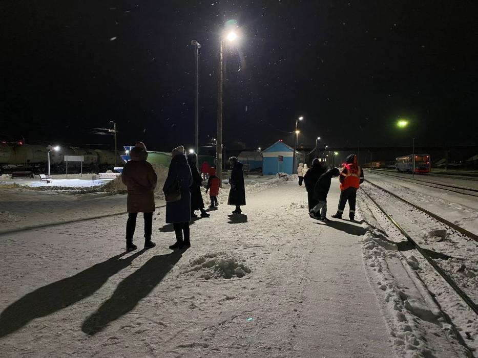 Поезд Деда Мороза проехал через Новосокольники, приветствуя горожан гудками