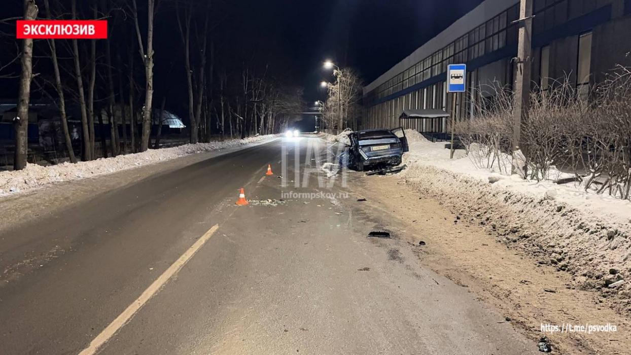 Двух человек госпитализировали в результате ДТП в Пскове на улице Индустриальной