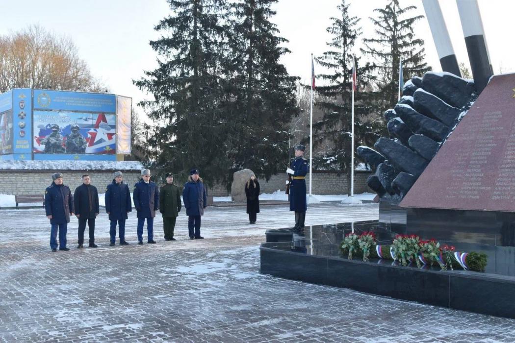Михаил Ведерников и Алексей Захаров почтили память героев-десантников в Псковской области