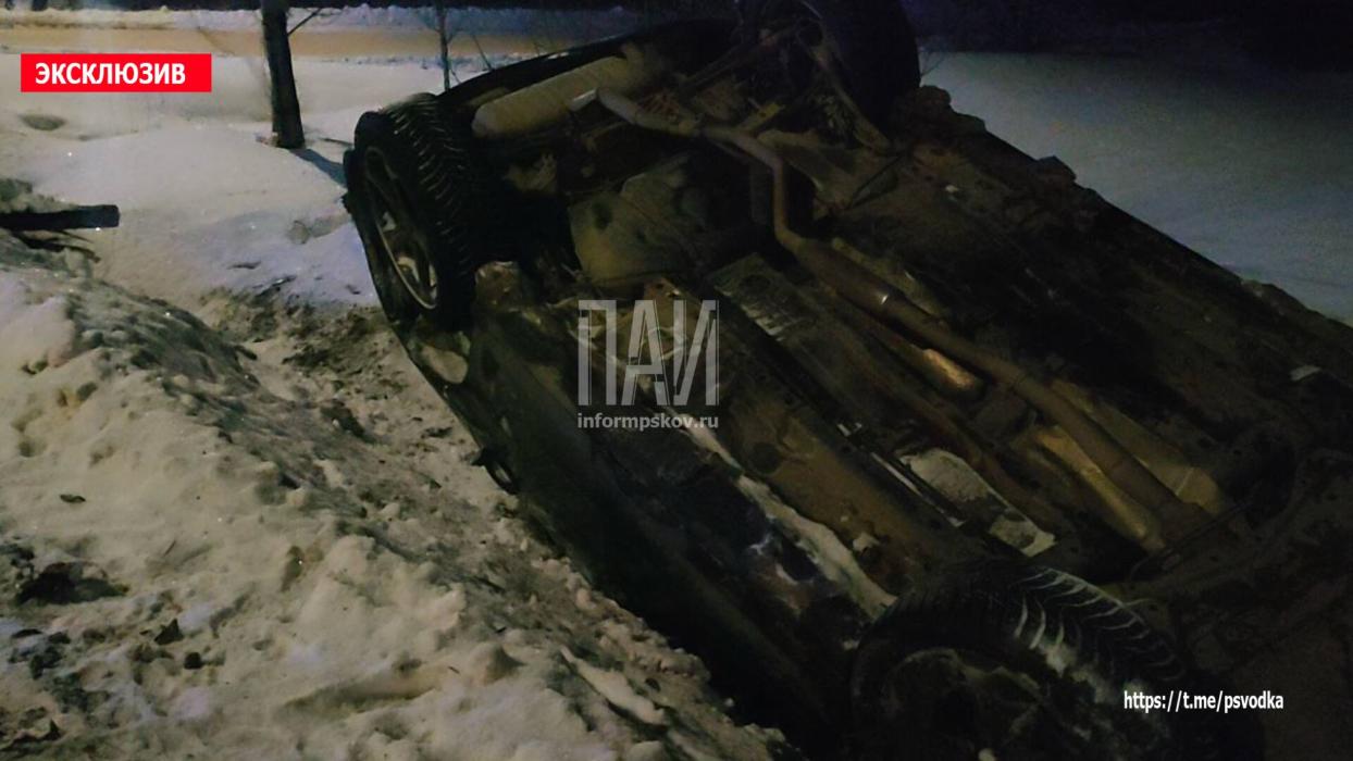 В Пыталово автомобиль опрокинулся в кювет