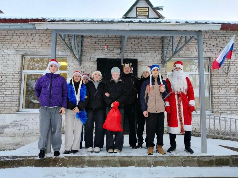 Ученики лицея в костюмах Деда Мороза прошлись по Изборску с поздравлениями  