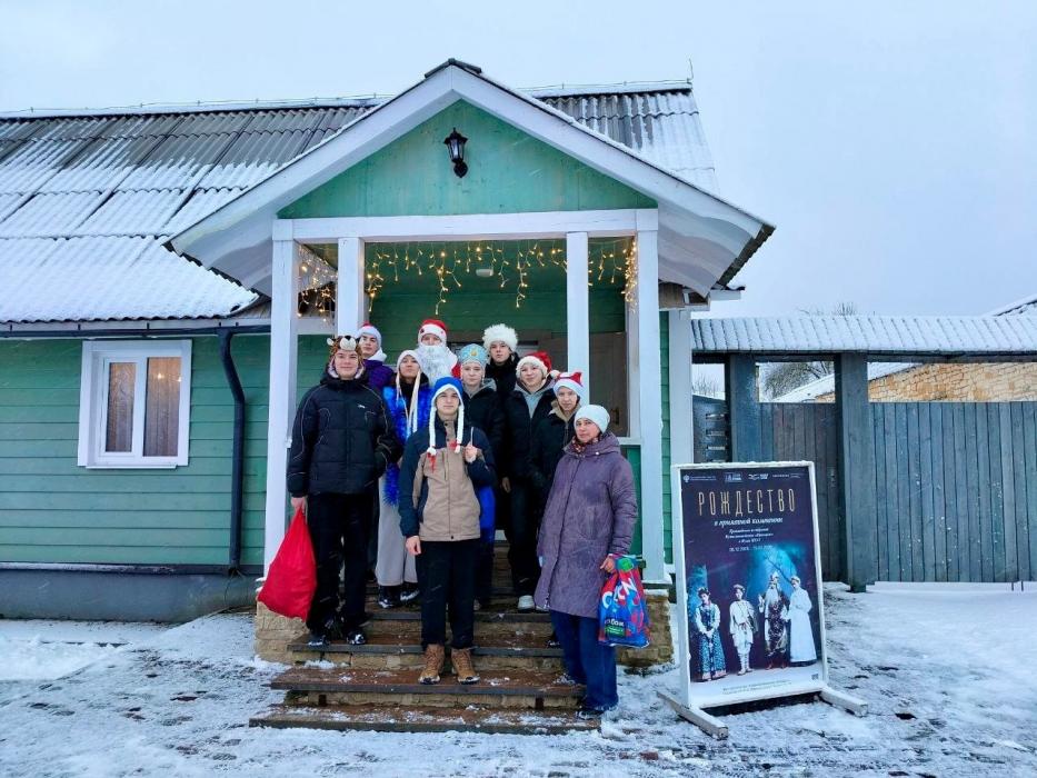 Ученики лицея в костюмах Деда Мороза прошлись по Изборску с поздравлениями  