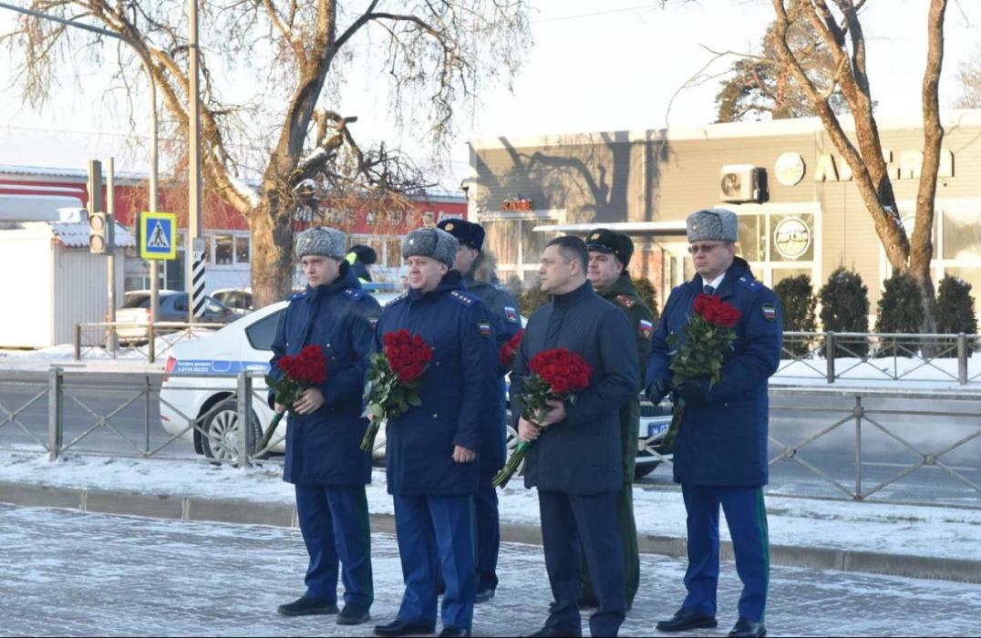Михаил Ведерников и Алексей Захаров почтили память героев-десантников в Псковской области