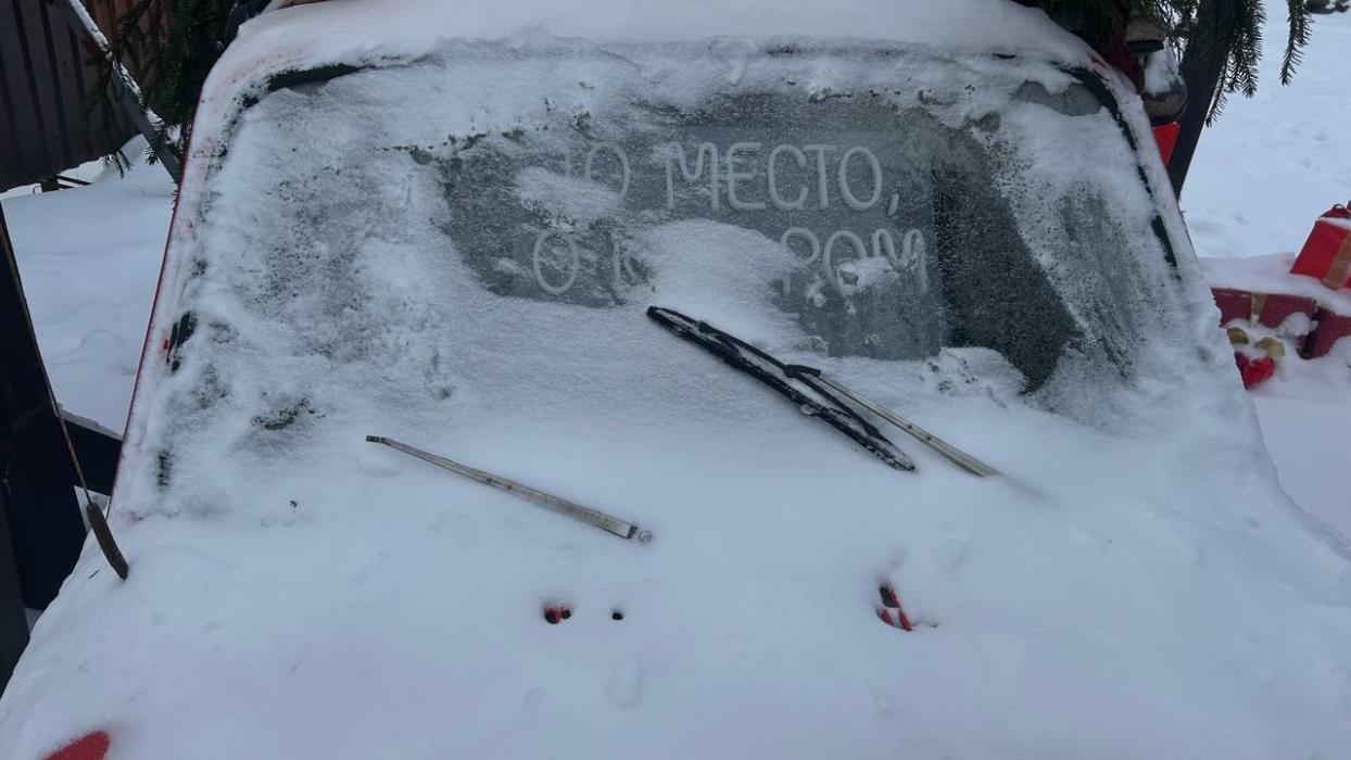 Вандалы повредили световую композицию: пришлось нанимать мастера по электрике для её починки