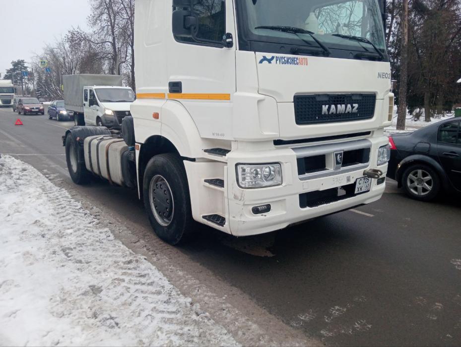 В Пскове «Нива» вылетела на тротуар после столкновения с КамАЗом