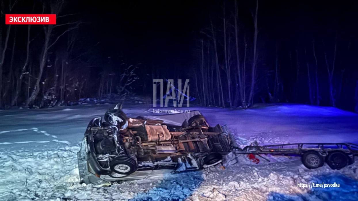 На трассе в Плюсском районе произошло столкновение автомобиля и микроавтобуса