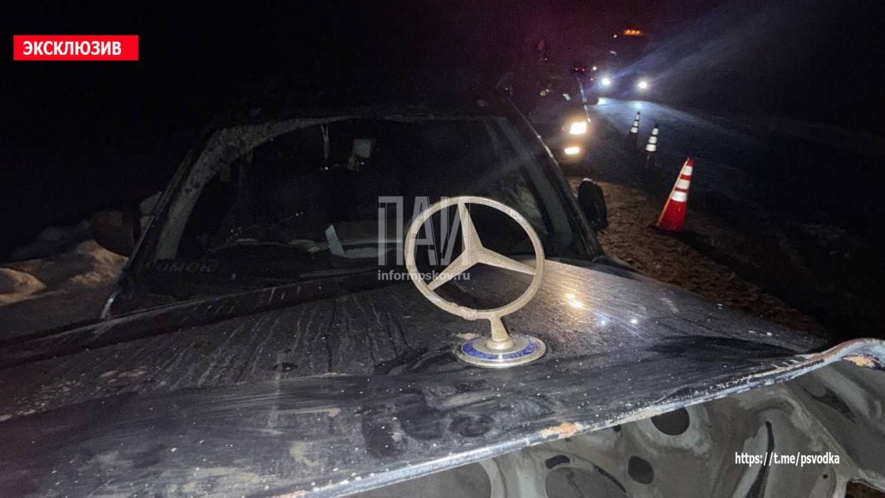 На трассе в Плюсском районе произошло столкновение автомобиля и микроавтобуса