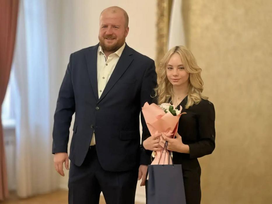 Борис Елкин вручил паспорта юным псковичам