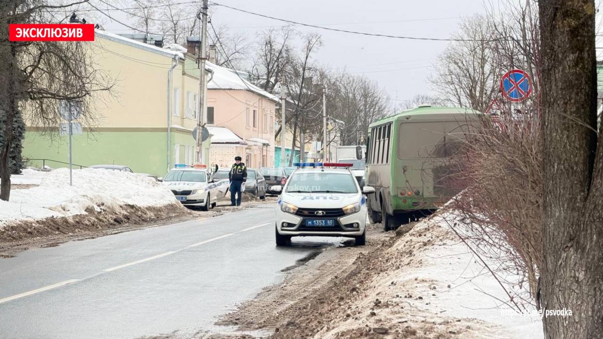 Три пассажира пострадали при падении в автобусе в Печорах