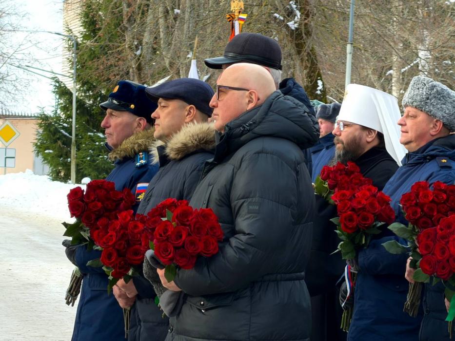 Бюсты двух Героев России открыли в воинской части в Алее Героев в Пскове 