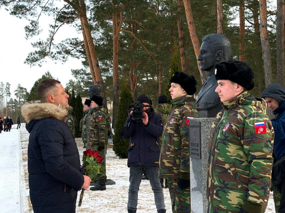 Бюсты двух Героев России открыли в воинской части в Алее Героев в Пскове 
