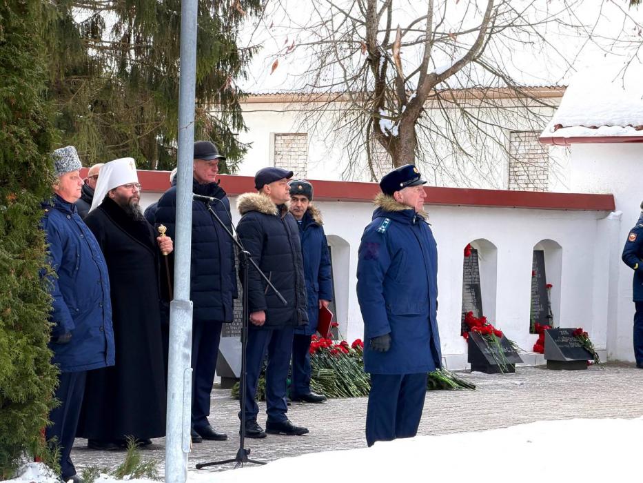 Бюсты двух Героев России открыли в воинской части в Алее Героев в Пскове 