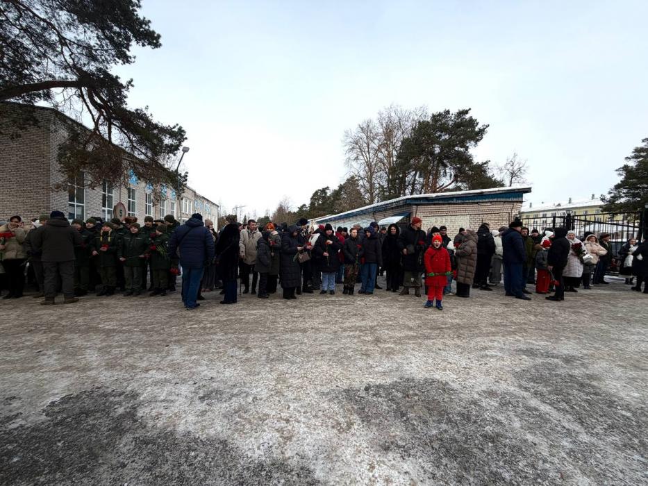 Бюсты двух Героев России открыли в воинской части в Алее Героев в Пскове 