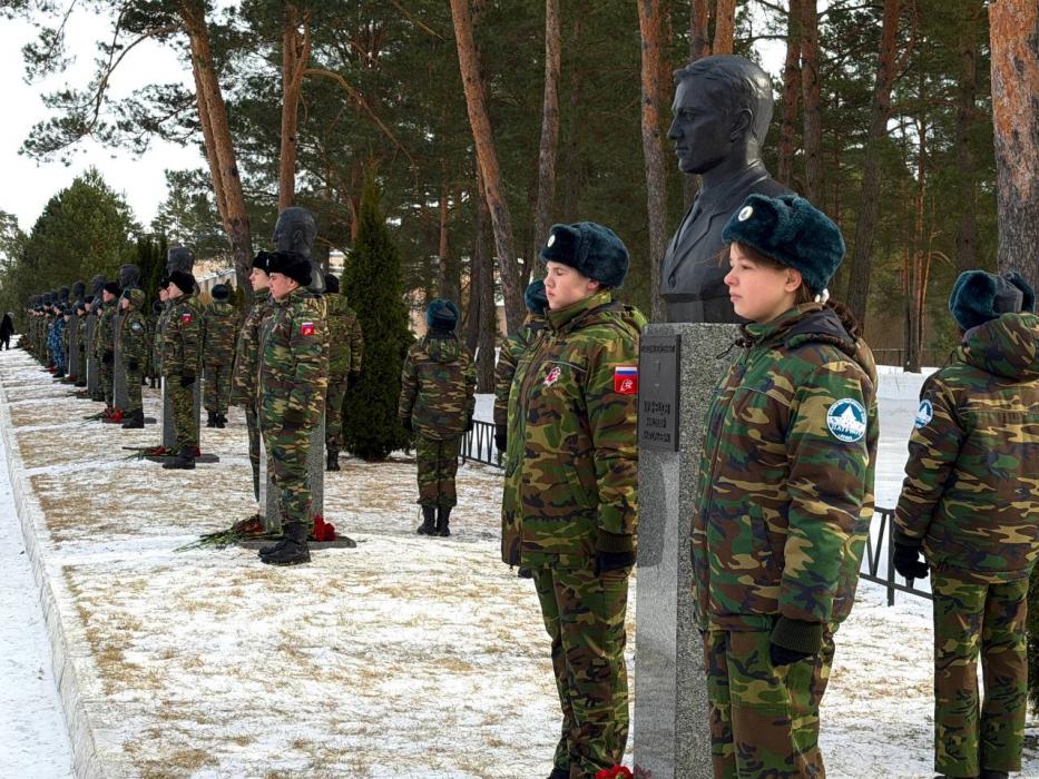 Бюсты двух Героев России открыли в воинской части в Алее Героев в Пскове 