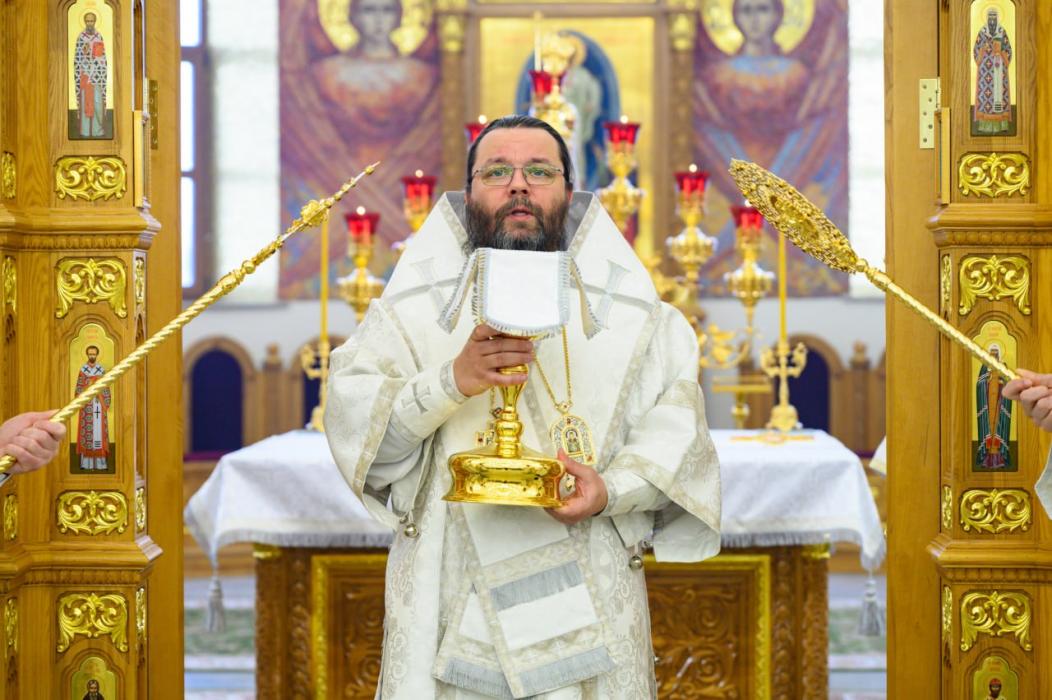 Митрополит Матфей совершил Божественную литургию в храме Пресвятой Богородицы в Москве