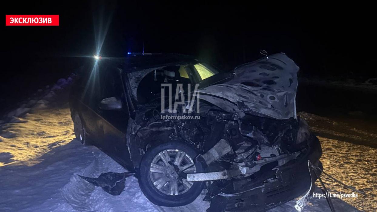 На трассе в Плюсском районе произошло столкновение автомобиля и микроавтобуса
