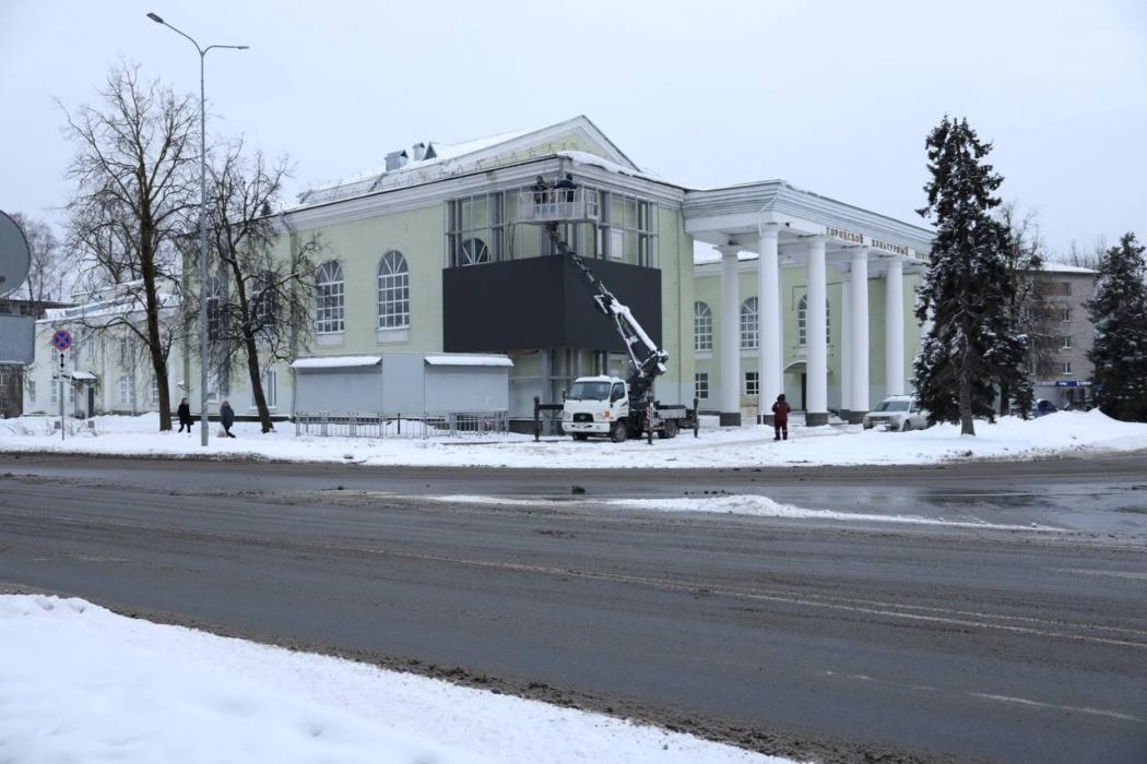 Экран устанавливают на здании ГКЦ в Пскове