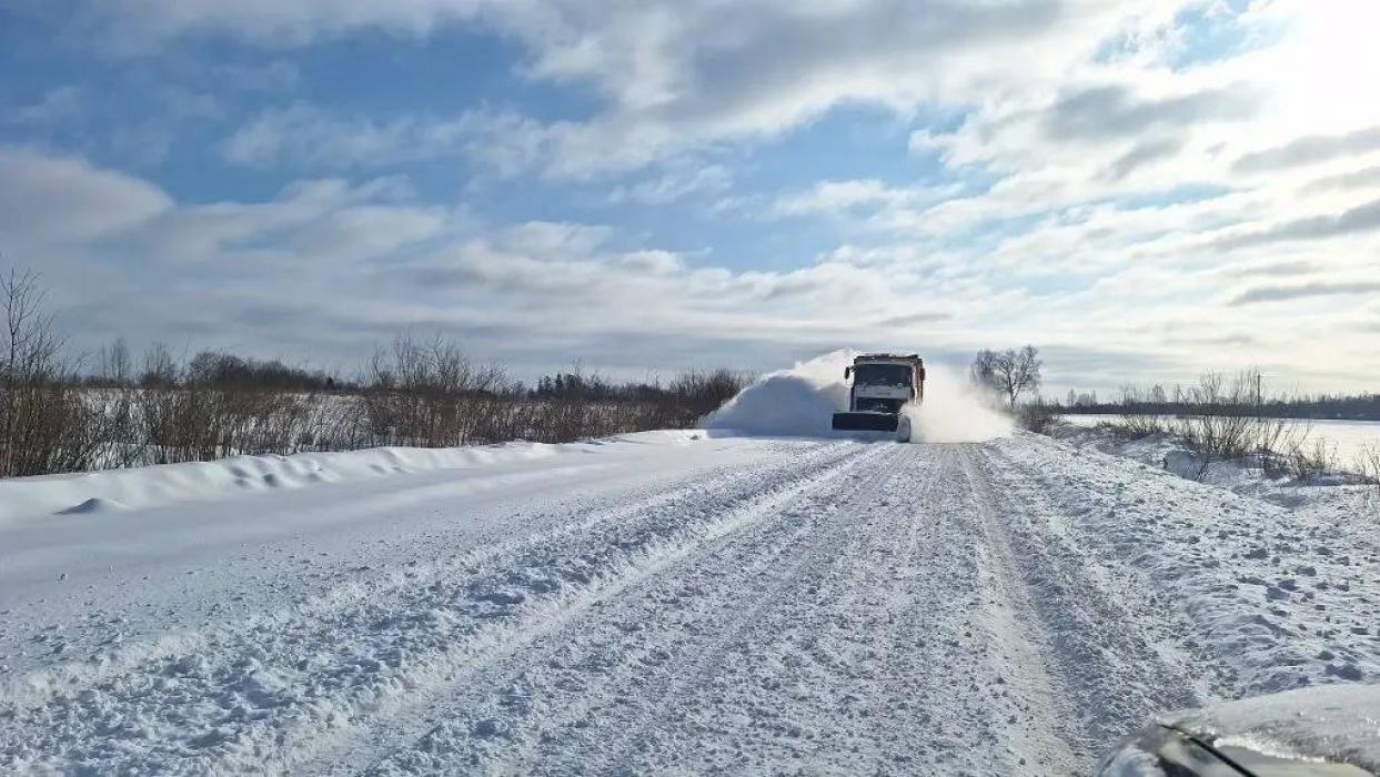 Последствия двух снежных циклонов продолжают ликвидировать в Островском округе