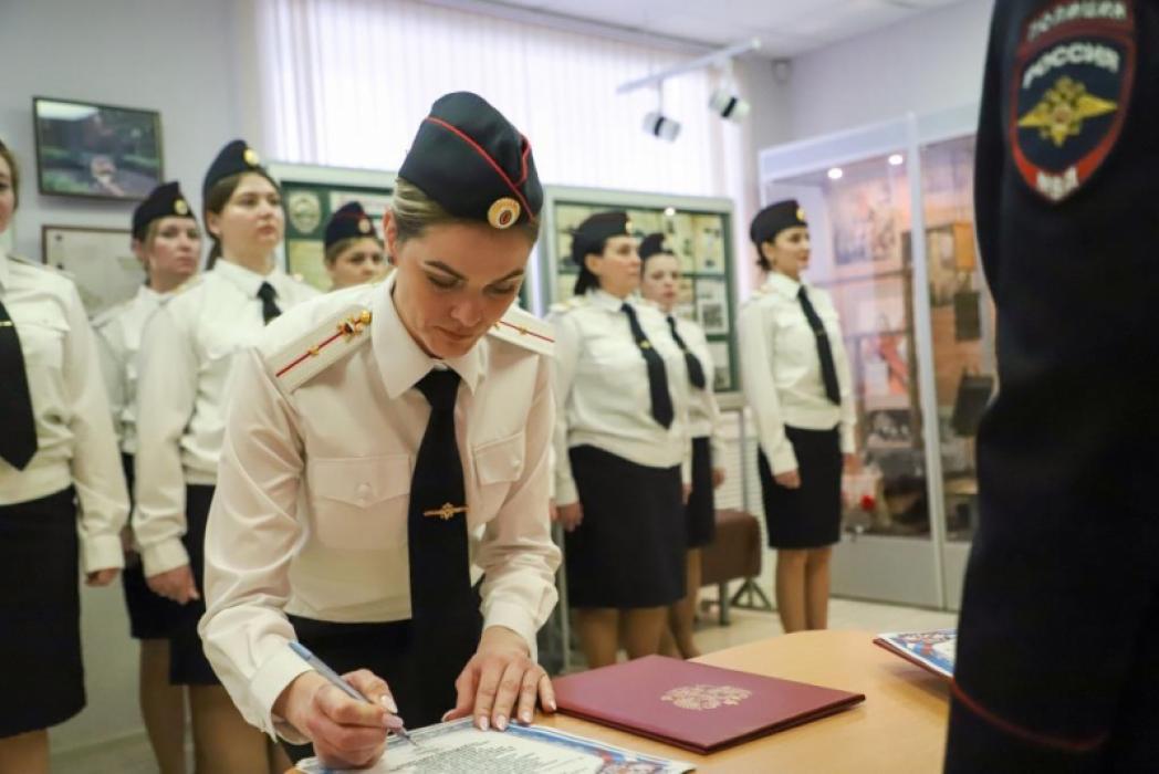 Группа девушек-полицейских приняла присягу в Пскове