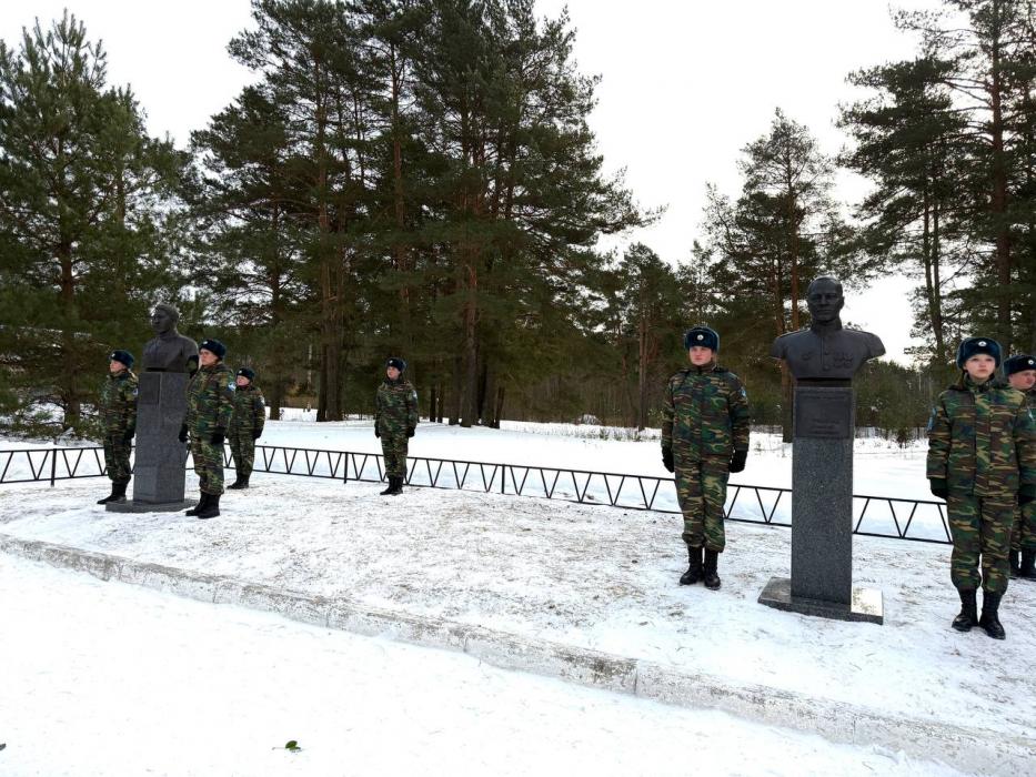 Бюсты двух Героев России открыли в воинской части в Алее Героев в Пскове 