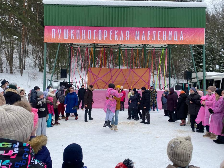 Празднование Масленицы в Пушкинских Горах собрало 1 200 гостей