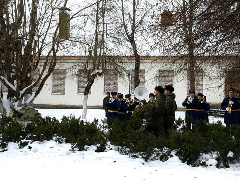 Бюсты двух Героев России открыли в воинской части в Алее Героев в Пскове 