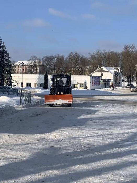 Последствия двух снежных циклонов продолжают ликвидировать в Островском округе