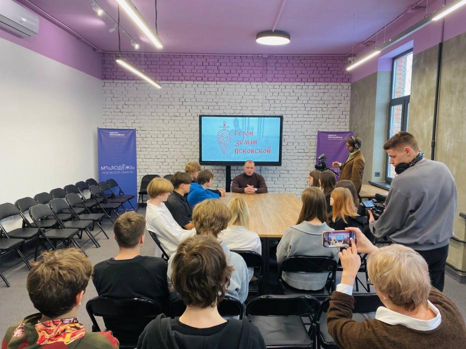 Урок мужества для псковских школьников провёл участник программы «Герои земли Псковской»