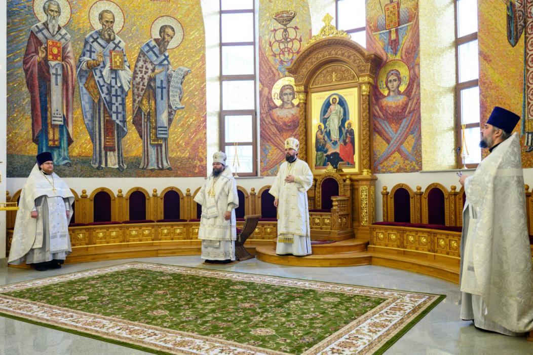 Митрополит Матфей совершил Божественную литургию в храме Пресвятой Богородицы в Москве