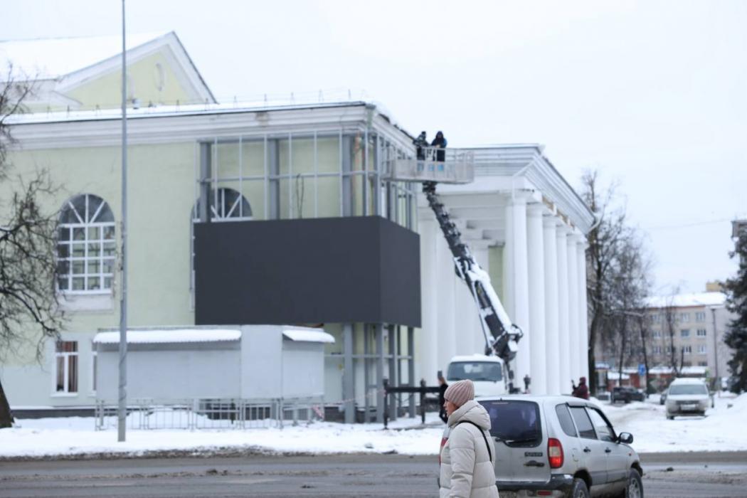 Экран устанавливают на здании ГКЦ в Пскове
