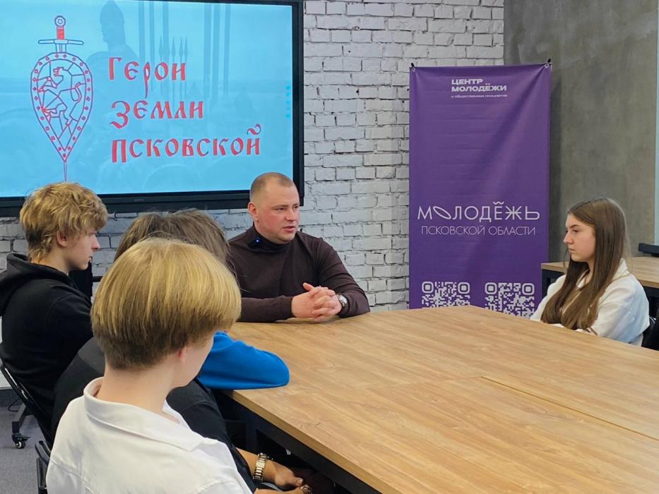 Урок мужества для псковских школьников провёл участник программы «Герои земли Псковской»