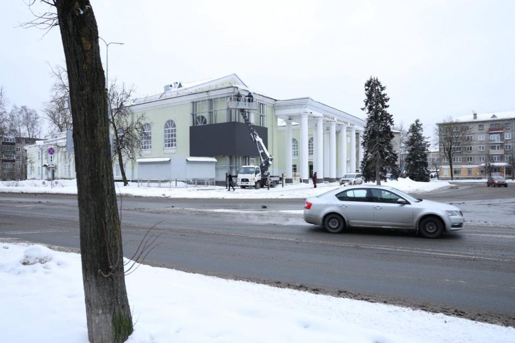 Экран устанавливают на здании ГКЦ в Пскове