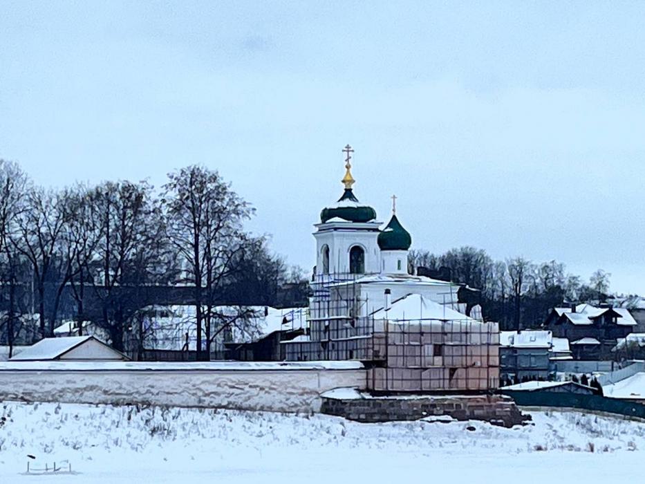 Реставрацию кладки стен и сводов внутри четверика завершают в Стефановской церкви Мирожского монастыря в Пскове