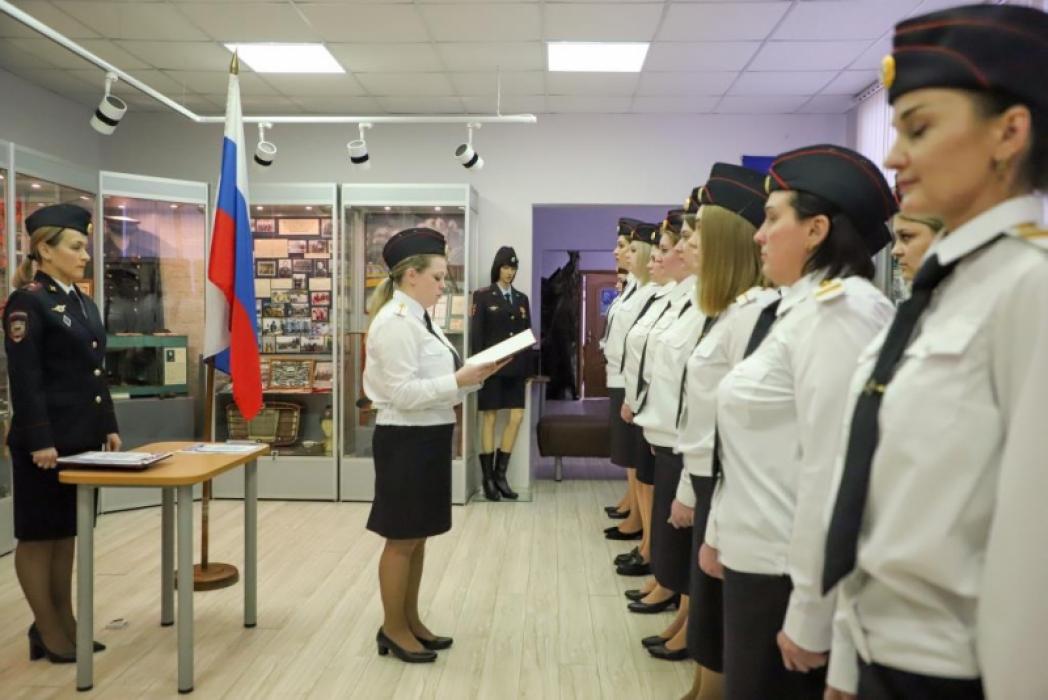 Группа девушек-полицейских приняла присягу в Пскове
