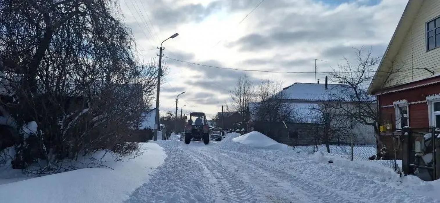 Последствия двух снежных циклонов продолжают ликвидировать в Островском округе