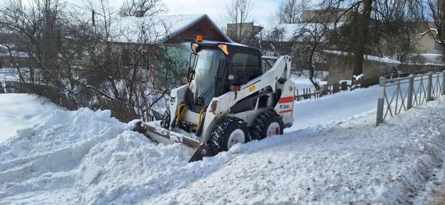 Последствия двух снежных циклонов продолжают ликвидировать в Островском округе