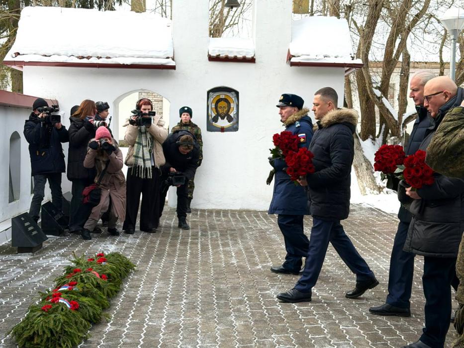 Бюсты двух Героев России открыли в воинской части в Алее Героев в Пскове 