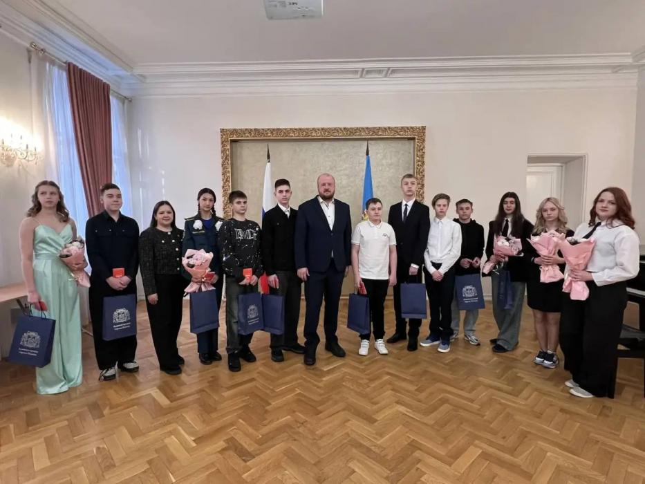 Борис Елкин вручил паспорта юным псковичам