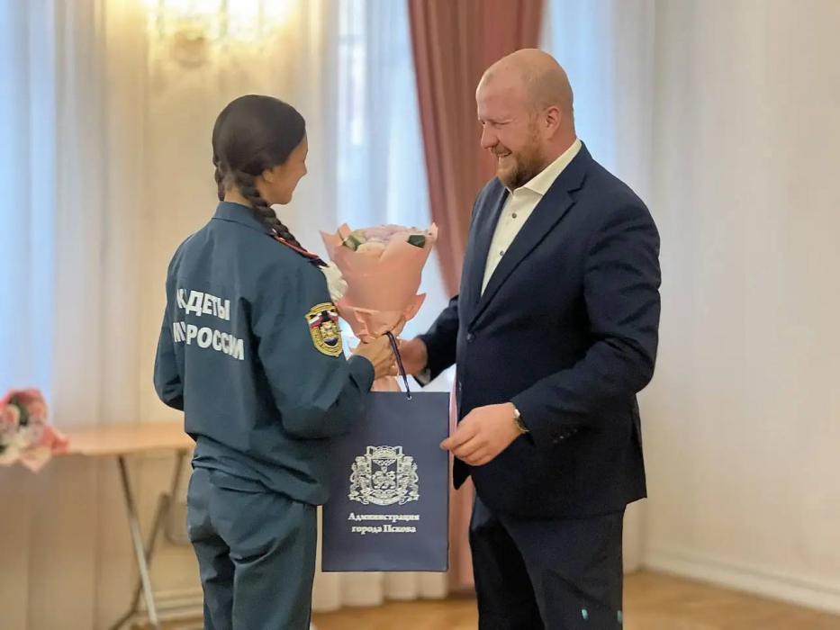 Борис Елкин вручил паспорта юным псковичам